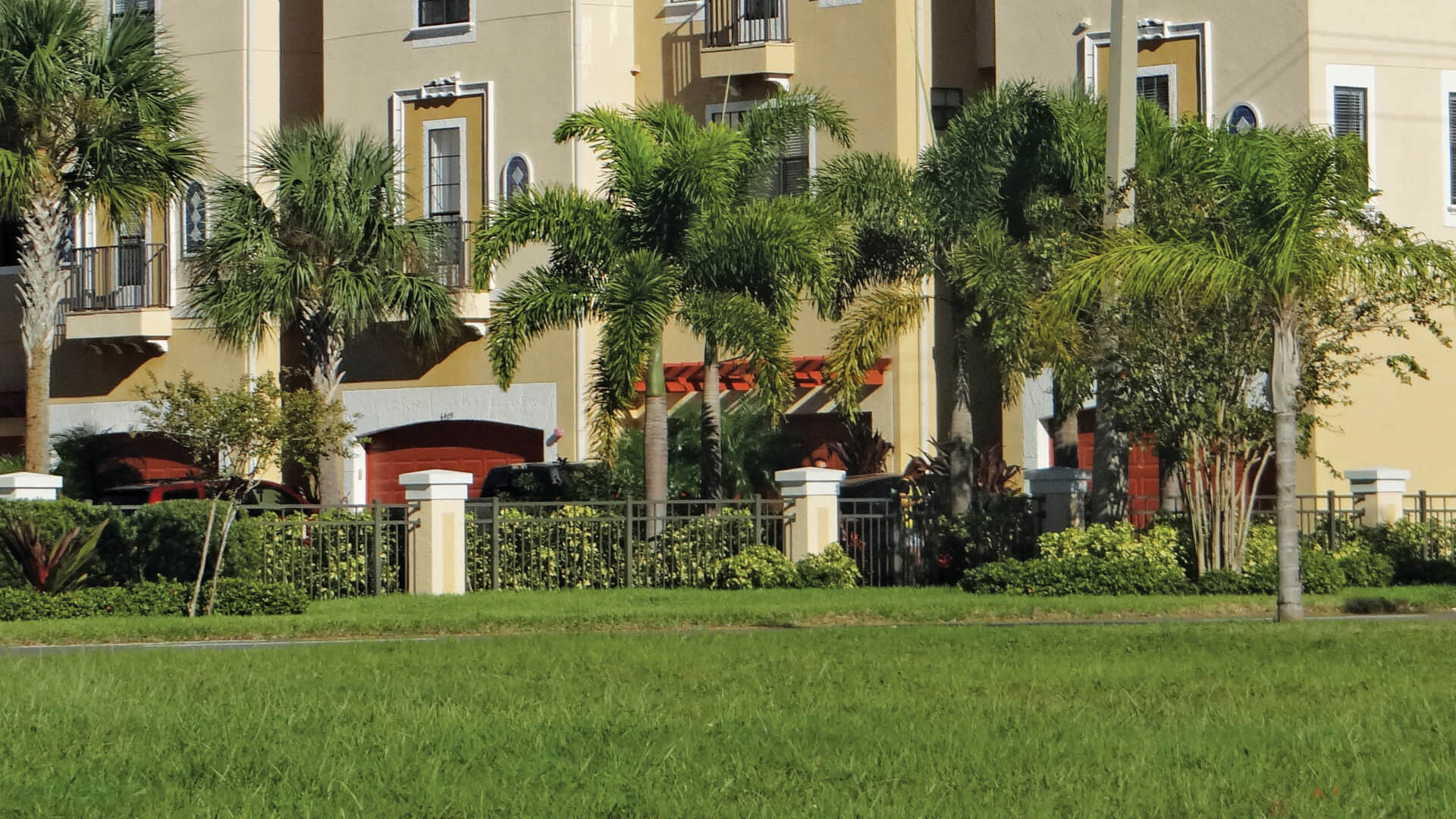 Condo complex in Davie, FL with healthy fertilized lawn and landscaping.
